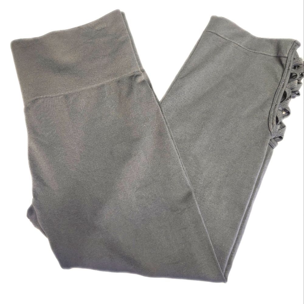 One 5 One gray cropped athletic leggings with cute cutouts, S/M